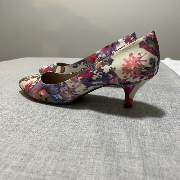 K&M Women's Floral low heels - Picture 7 of 9